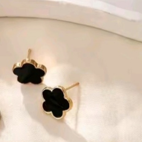 Jewelry - NEW Women Black Flower Mini Stud Earrings